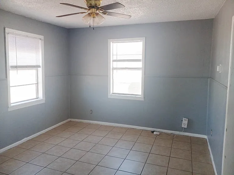 903 Avenue G — Photo 2