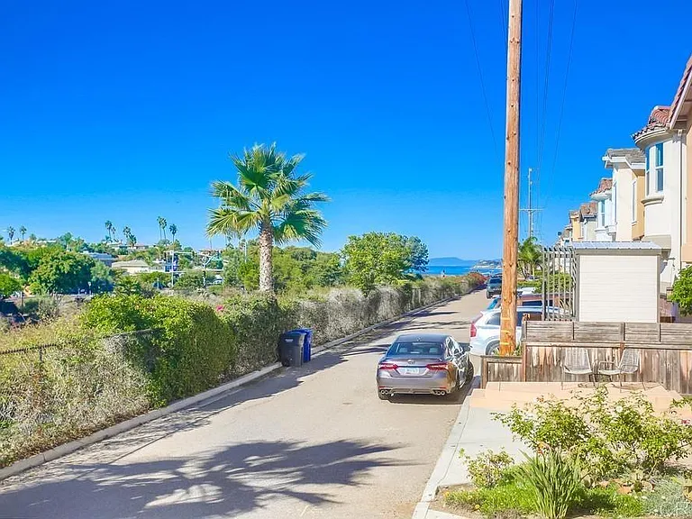 421 N Cedros Ave N — Photo 51