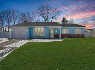 12 Flintridge Dr, Holbrook, NY 11741