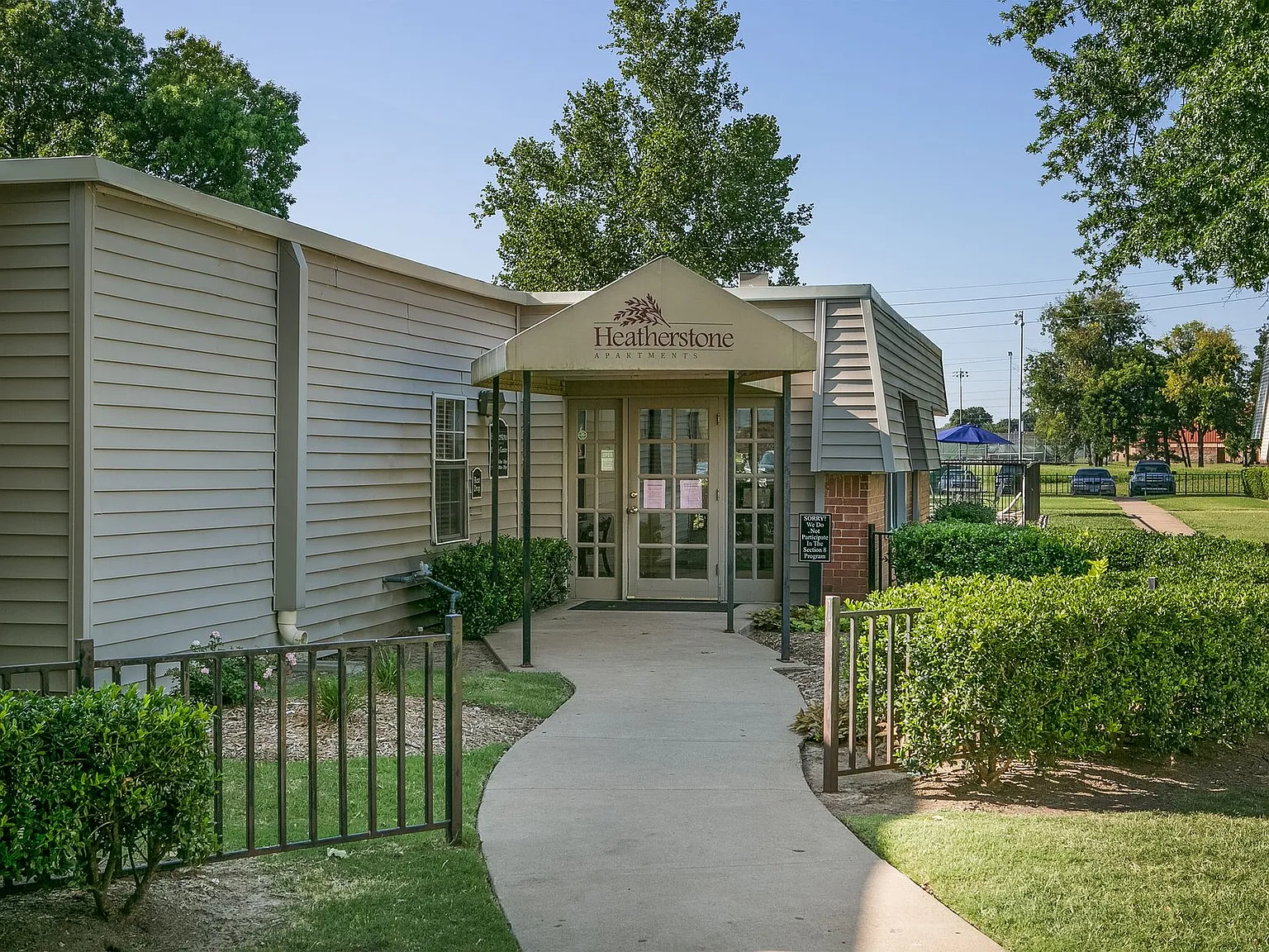 Heatherstone Apartments — Photo 1