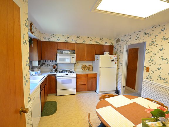 3rd image of 906 Cambridge Ln