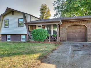 1305 S Skyline Dr, Liberty, MO 64068