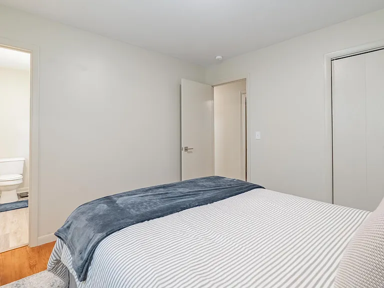 929 E North E — Photo 18