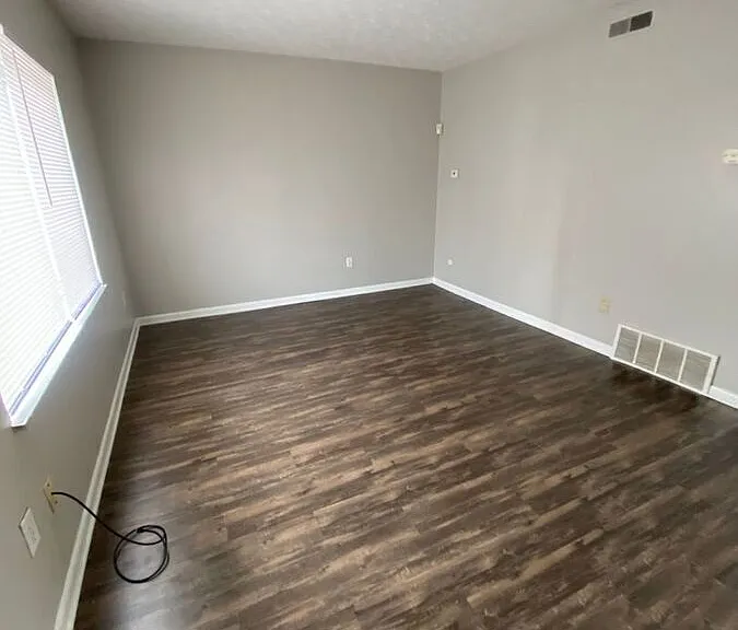 1492 Indianola Ave #7 — Photo 2