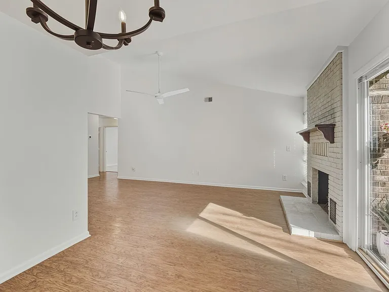 1077 Sardis Cove Dr — Photo 10