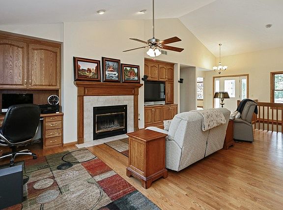 4th image of 218 S Dawn Marie Dr