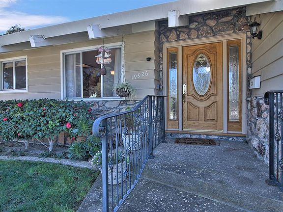 2nd image of 19926 Glen Brae Dr