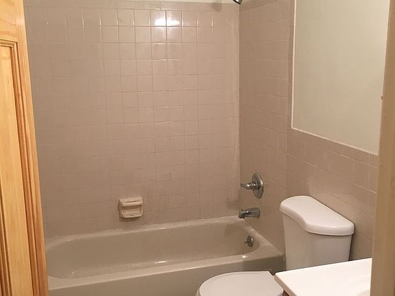 5th image of 4012 23rd Ave APT 1R
