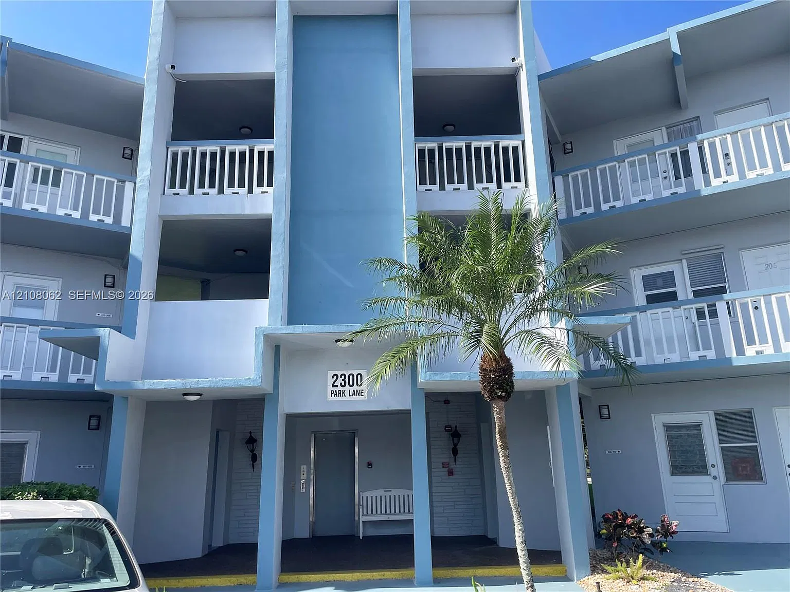 Sheridan Lakes Condo Apts — Photo 2
