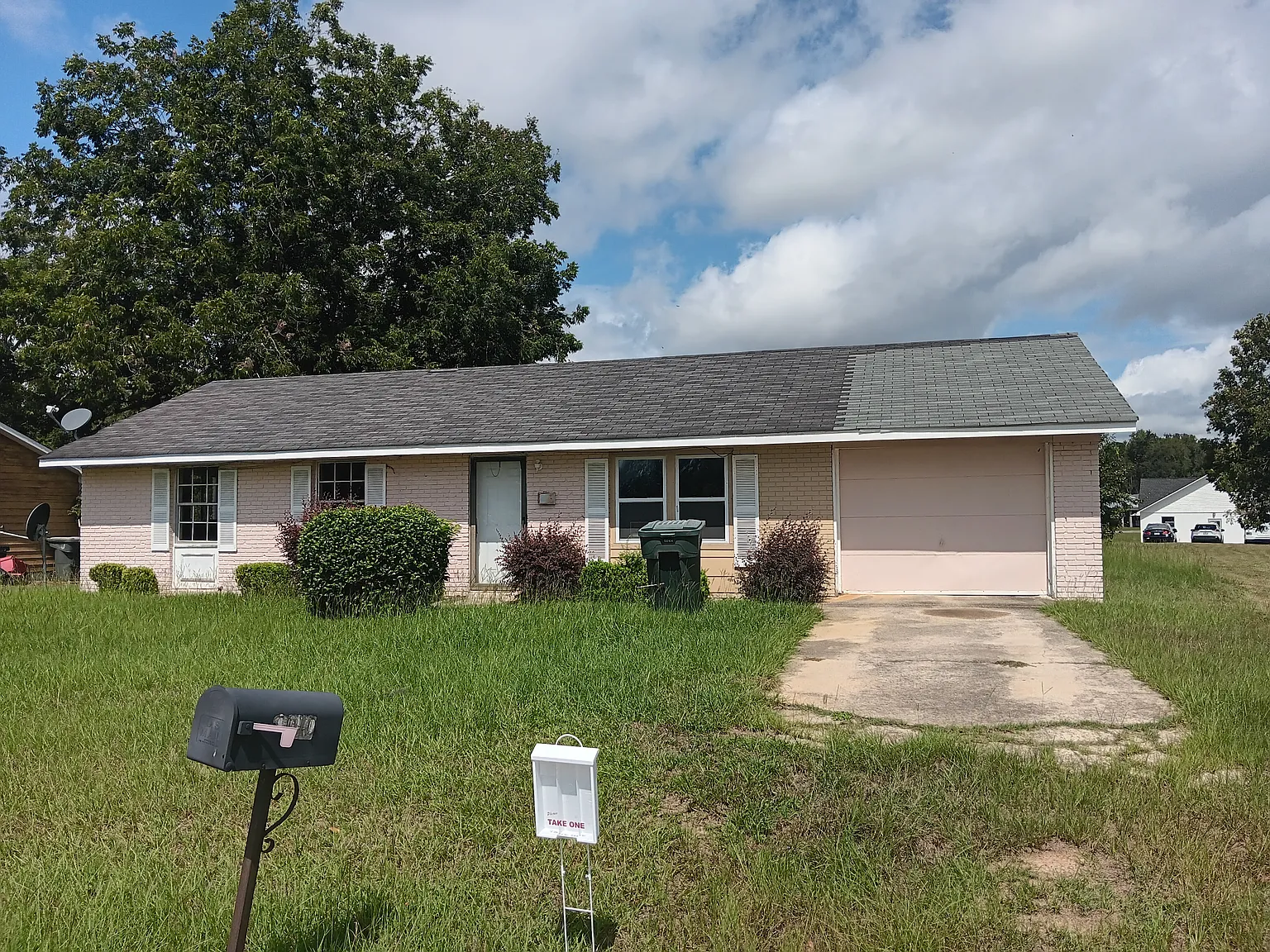 3 bed, 1.5 bath, 1075 sqft, $800 — Photo 1