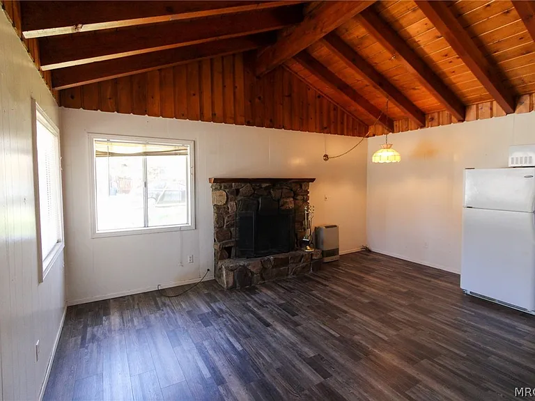 512 Barton Ln N — Photo 2
