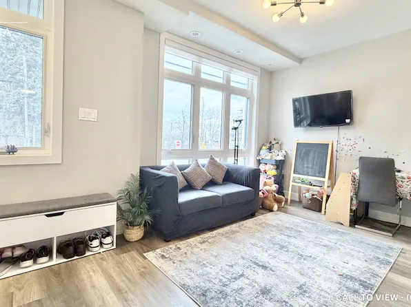 1 Bond Cres #5, Richmond Hill, ON L4E 1J4