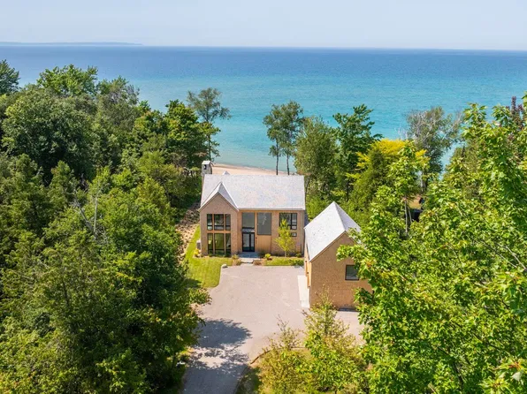 6987 N Manitou Trl, Northport, MI 49670