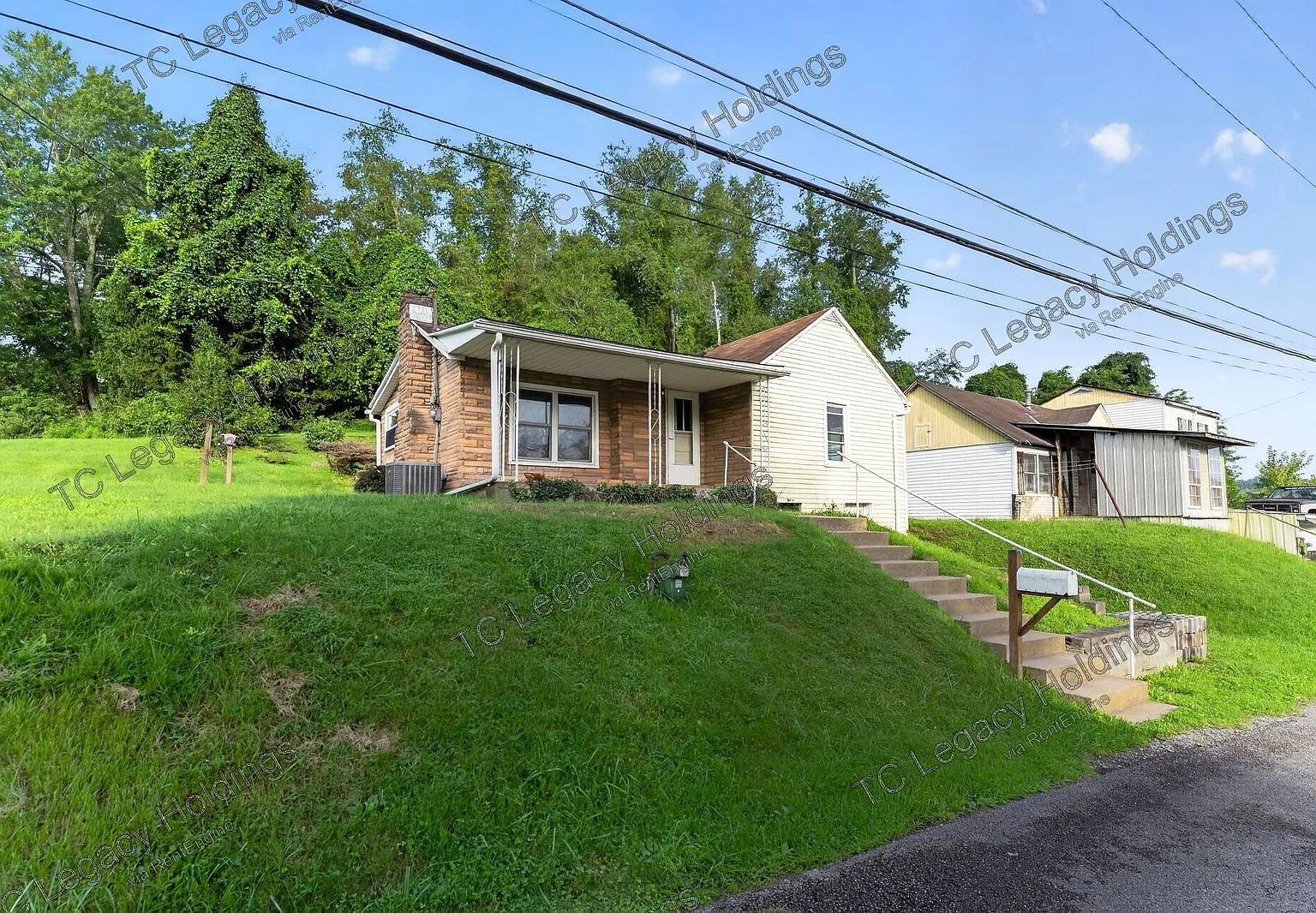2 bed, 1.0 bath, 799 sqft, $1,050 — Photo 1