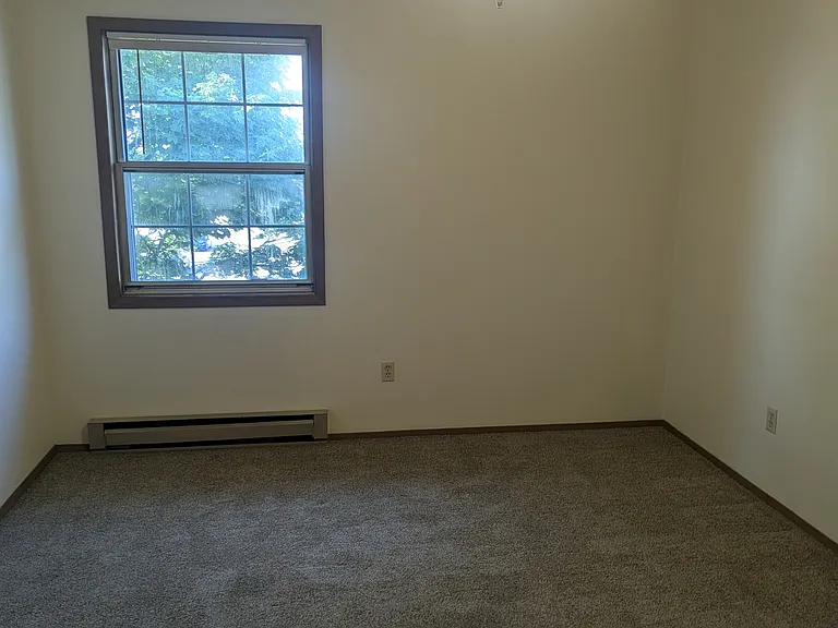 COLONIAL SQUARE APARTMENTS — Photo 7