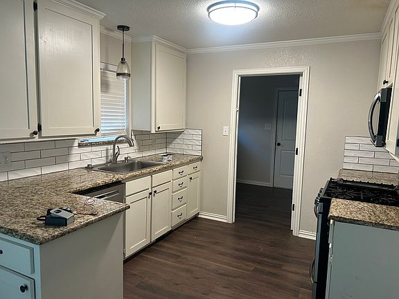 3rd image of 4202 Skyline Dr