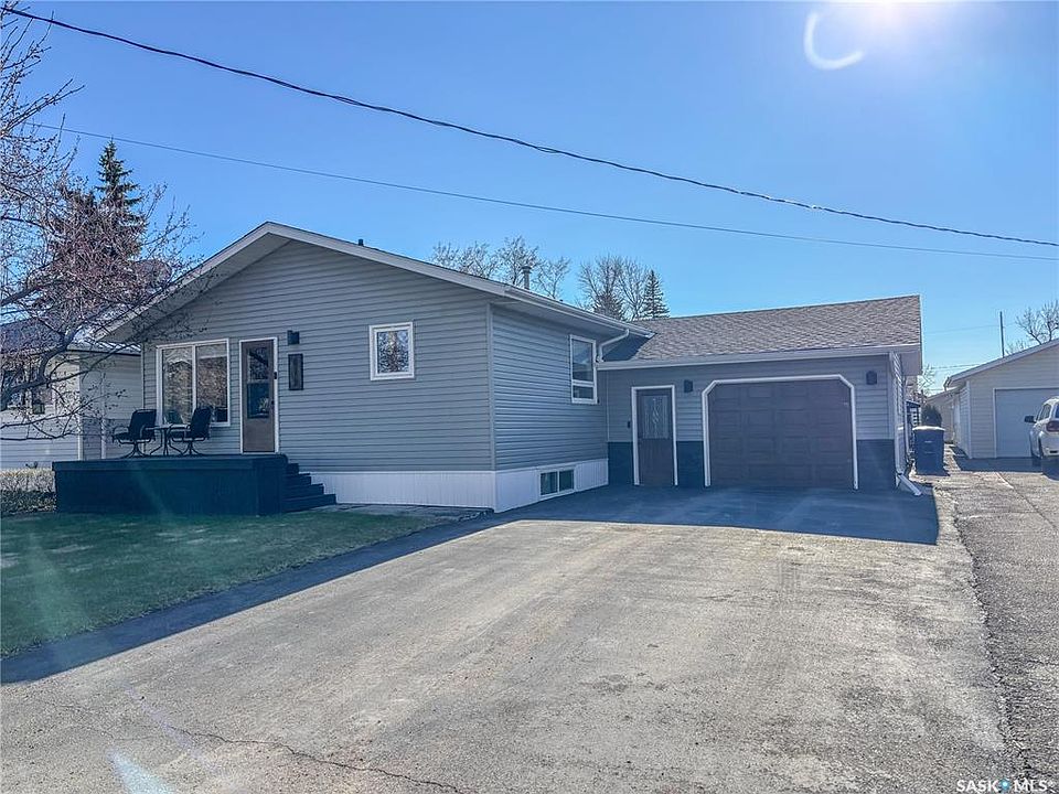 1st image of 812 Qu'appelle STREET