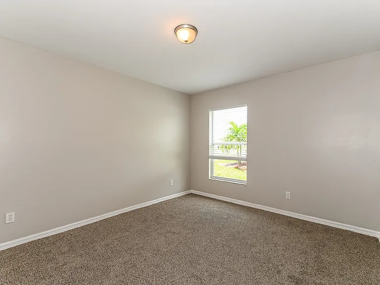 313 SE 26th Ter — Photo 12