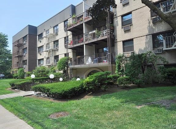 Dorchester Gardens has a large complex pool with large sun deck, BBQ picnic area, fitness center and
