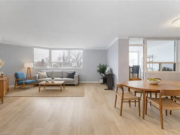 166 Mountain Park Ave #201, Hamilton, ON L8V 1A1