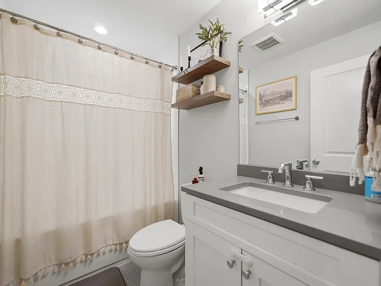 2341 W Roscoe St #2W — Photo 16