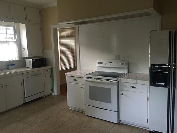 5th image of 935 Dudley Dr