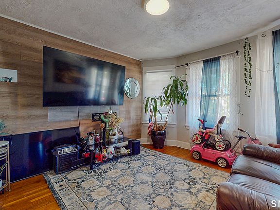 3rd image of 107 Fairview Avenue