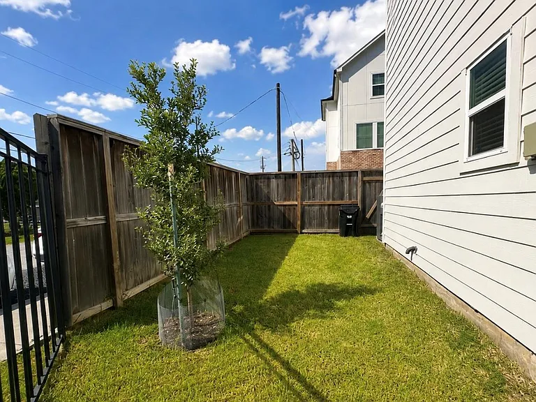 4907 Avenue J — Photo 17