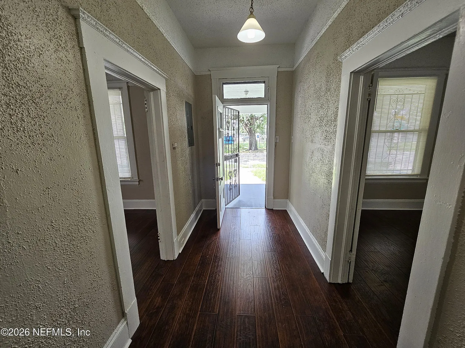 3 bed, 1.0 bath, 1268 sqft, $1,425 — Photo 3