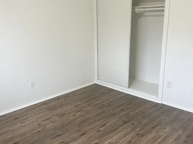 736 1/2 W Century Blvd — Photo 14
