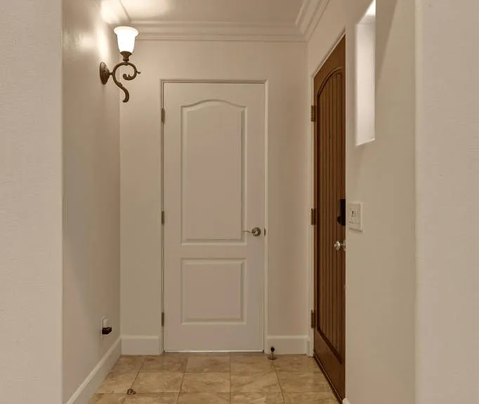 664 S Mansfield Ave — Photo 3