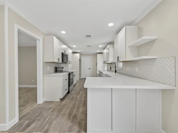 9642 Meadowglen Ln, Houston, TX 77063