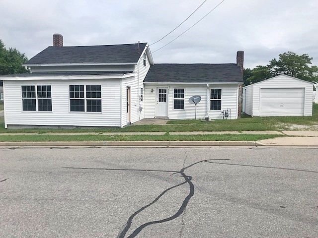 1st image of 605 Simon St