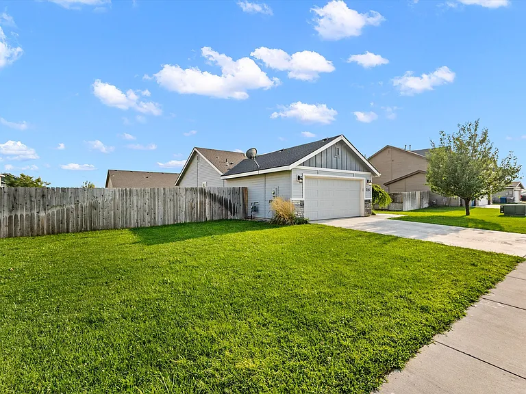 735 SW Huebert St — Photo 27
