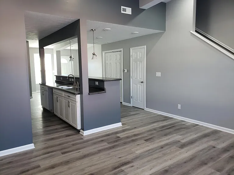 438 E Beecher St — Photo 2