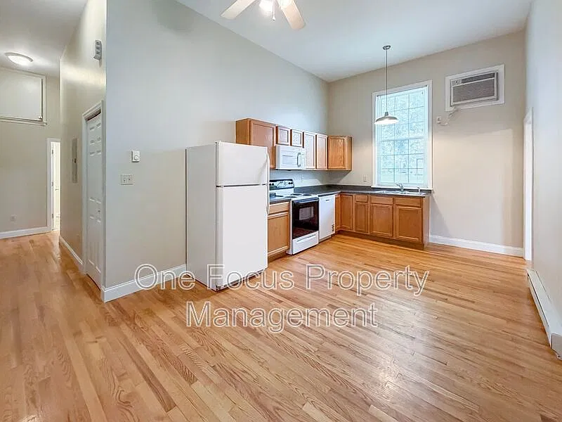2 bed, 1.0 bath, $895 — Photo 3