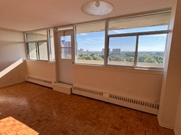 70 McEwen Ave #1201, Ottawa, ON K2B 5M3
