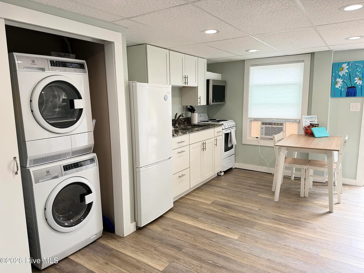 1 bed, 1.0 bath, 392 sqft, $1,200 — Photo 2