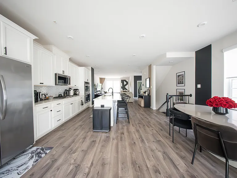MAIN FLOOR DINING AREA (4/12)