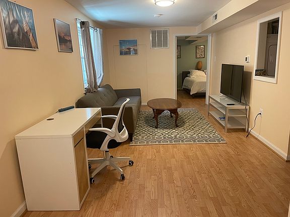 Living room incl Smart TV and workstation