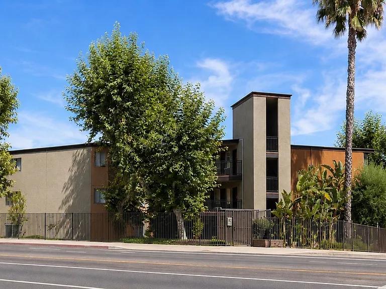 Topanga Apartments — Photo 12