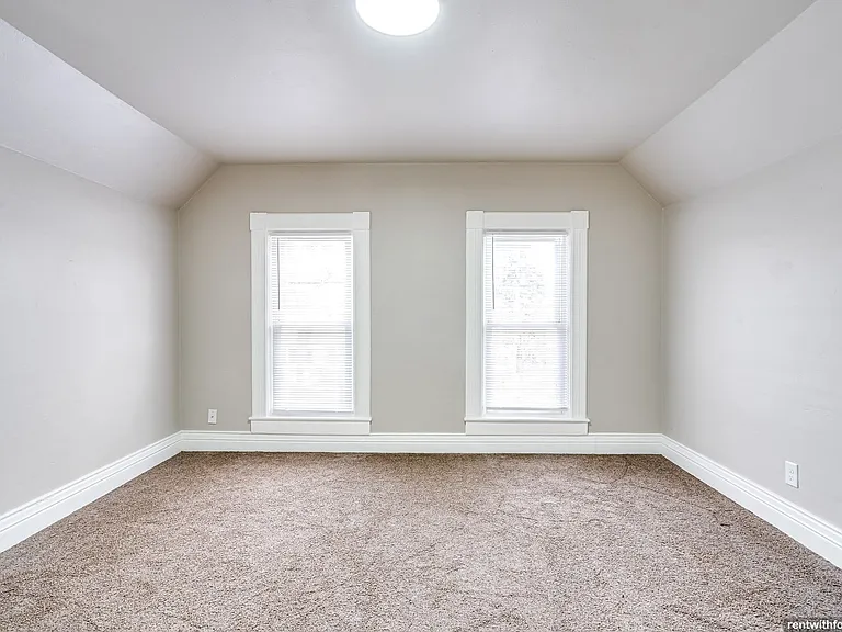 829 N State St — Photo 4