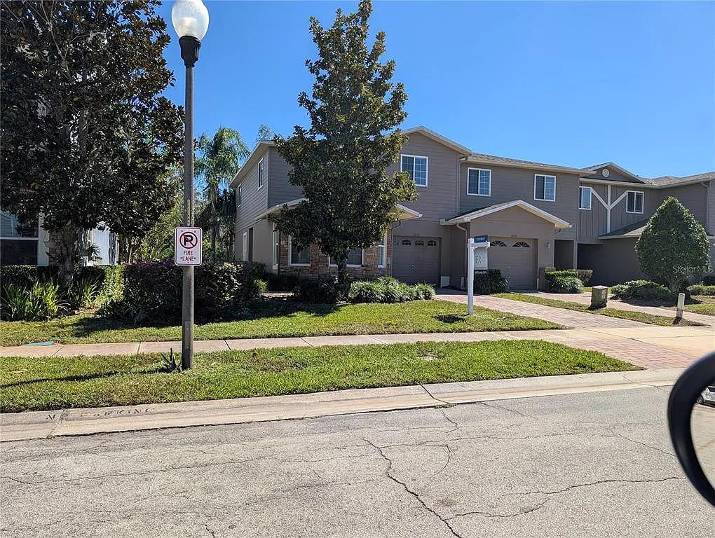 3 bed, 2.5 bath, 1820 sqft, $2,400 — Photo 3