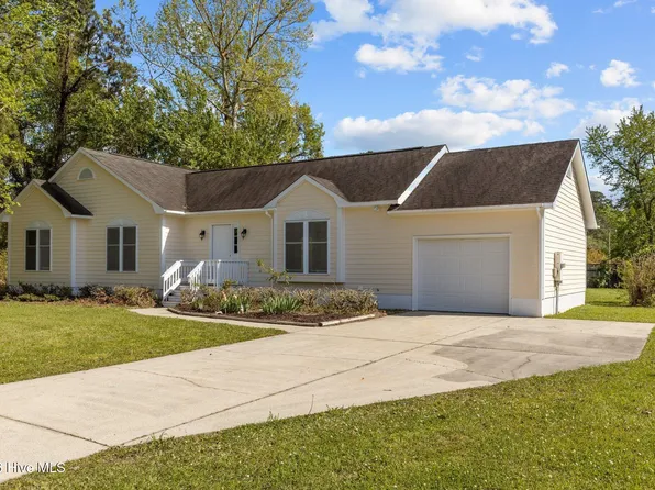 736 Comet Dr, Beaufort, NC 28516