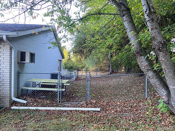 3rd image of 1284 Turrill Rd