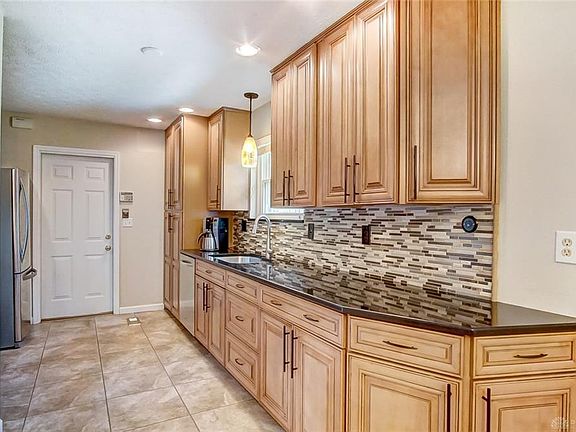 5th image of 2104 Avon Dr