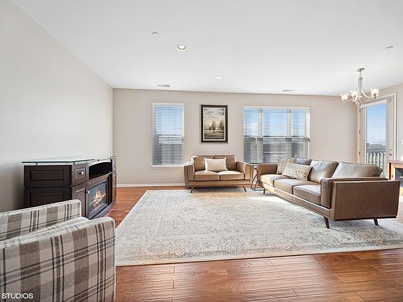 2nd image of 1914 Farnsworth Ln Unit 202