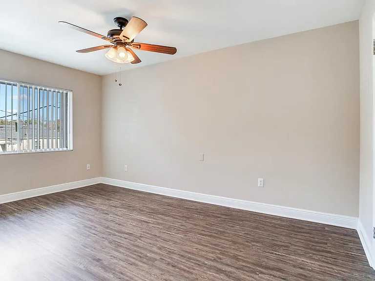 Chateau Apartments — Photo 18