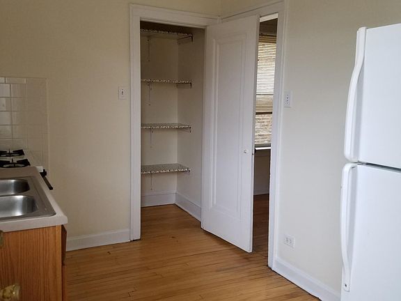3rd image of 4930 N Winthrop Ave APT 2B