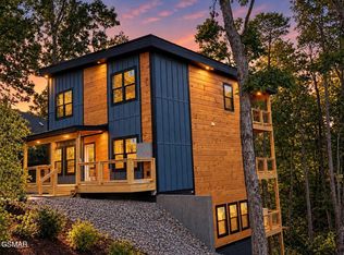615 Country Oaks Dr, Pigeon Forge, TN 37863